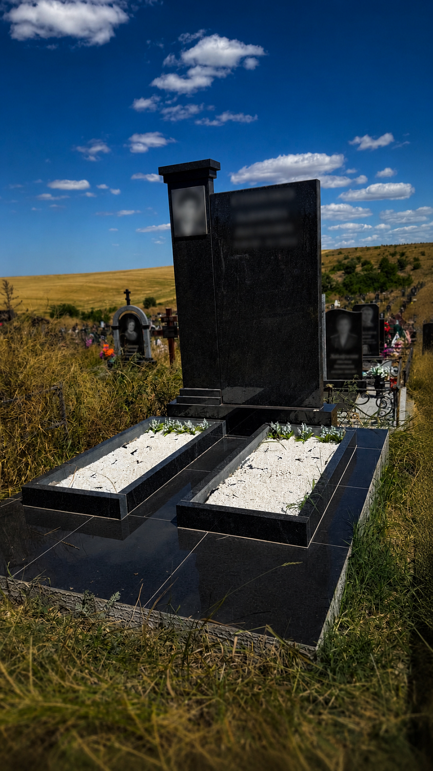 Мемориальный комплекс из габбро-диабаза с высокой широкой стелой и двумя цветниками
