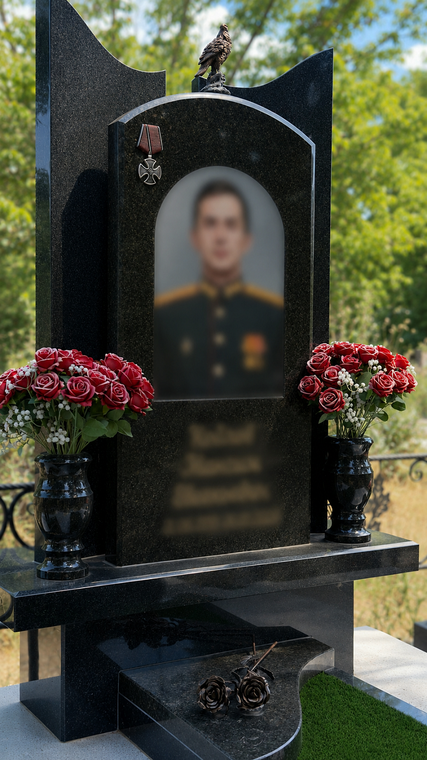 Мемориальный комплекс военному из габбро-диабаза с тремя стелами, военной символикой и бронзовыми розами