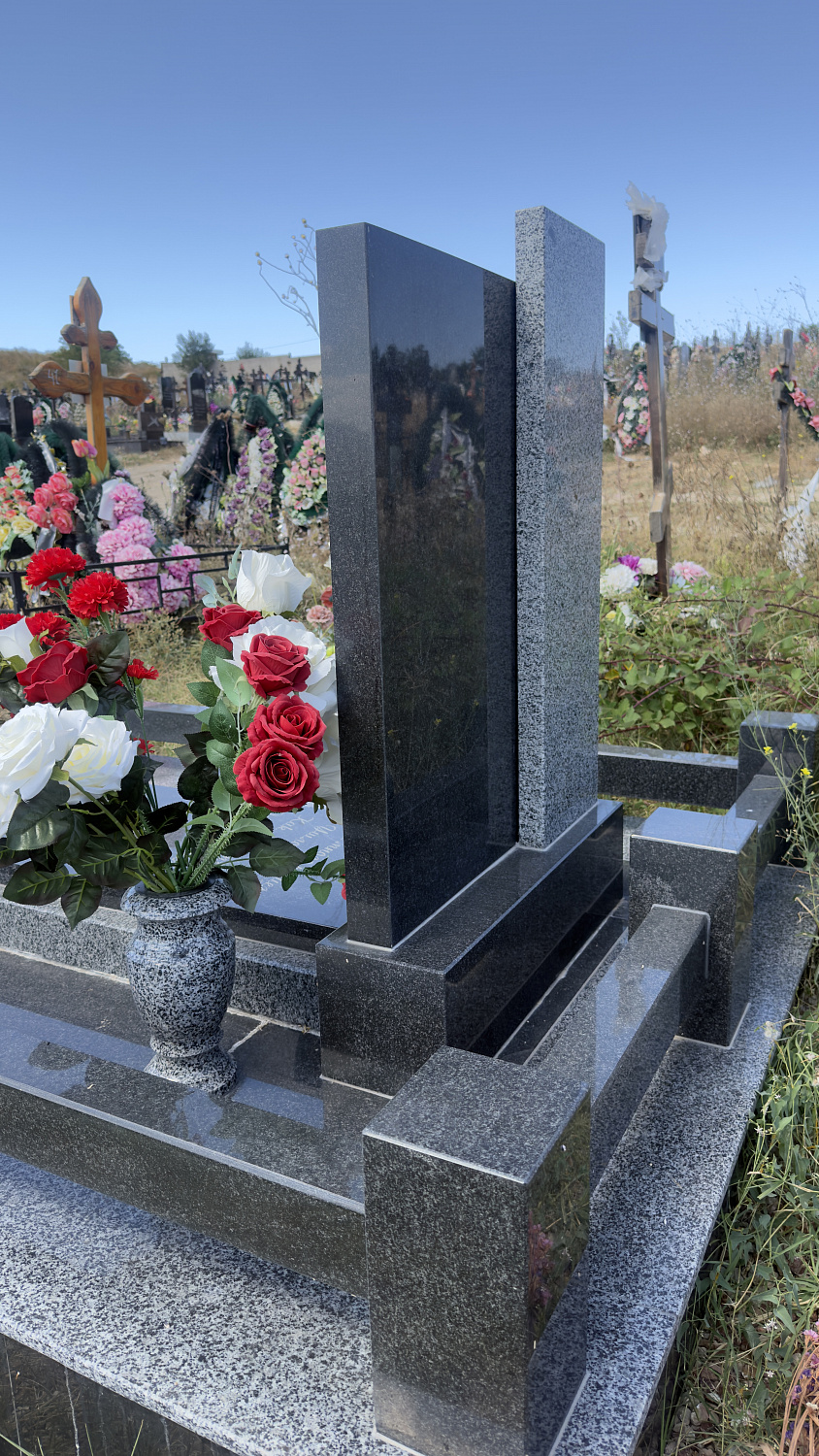 Комбинированный памятник из габбро-диабаза и серого гранита с прямоугольной стелой